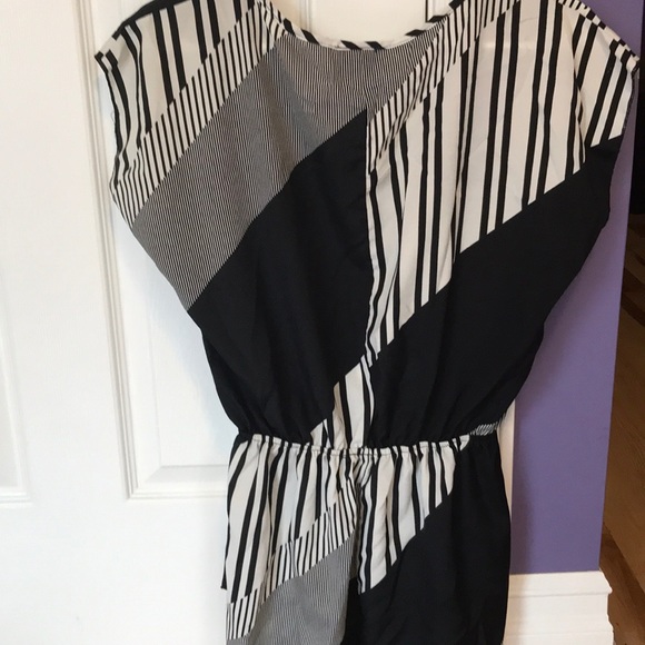 Asymmetrical black and white top - Picture 2 of 3